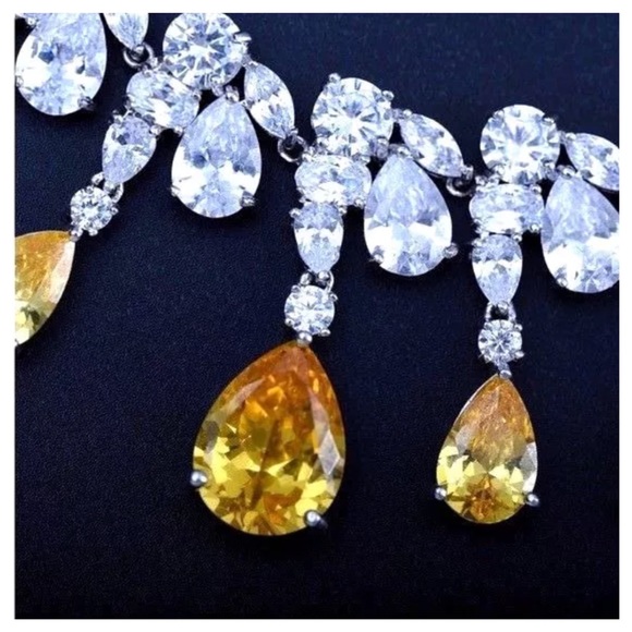 Swarovski Crystals Wehilani Elegant Necklace - Picture 5 of 8